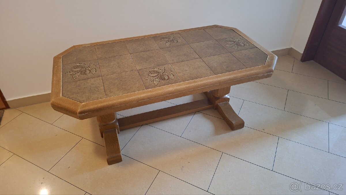 Konferenční stolek s dlaždicemi