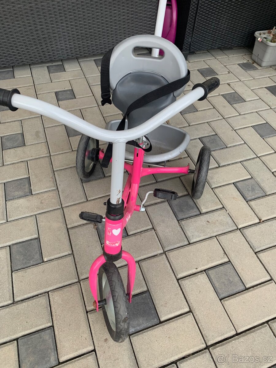 Dětská tříkolka s vodící tyčí