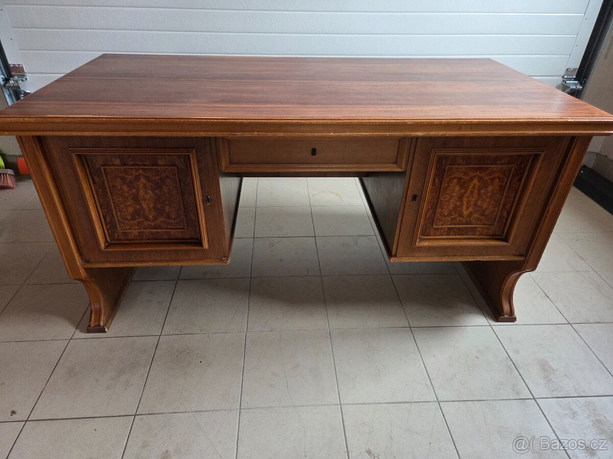 Starožitný psací stůl