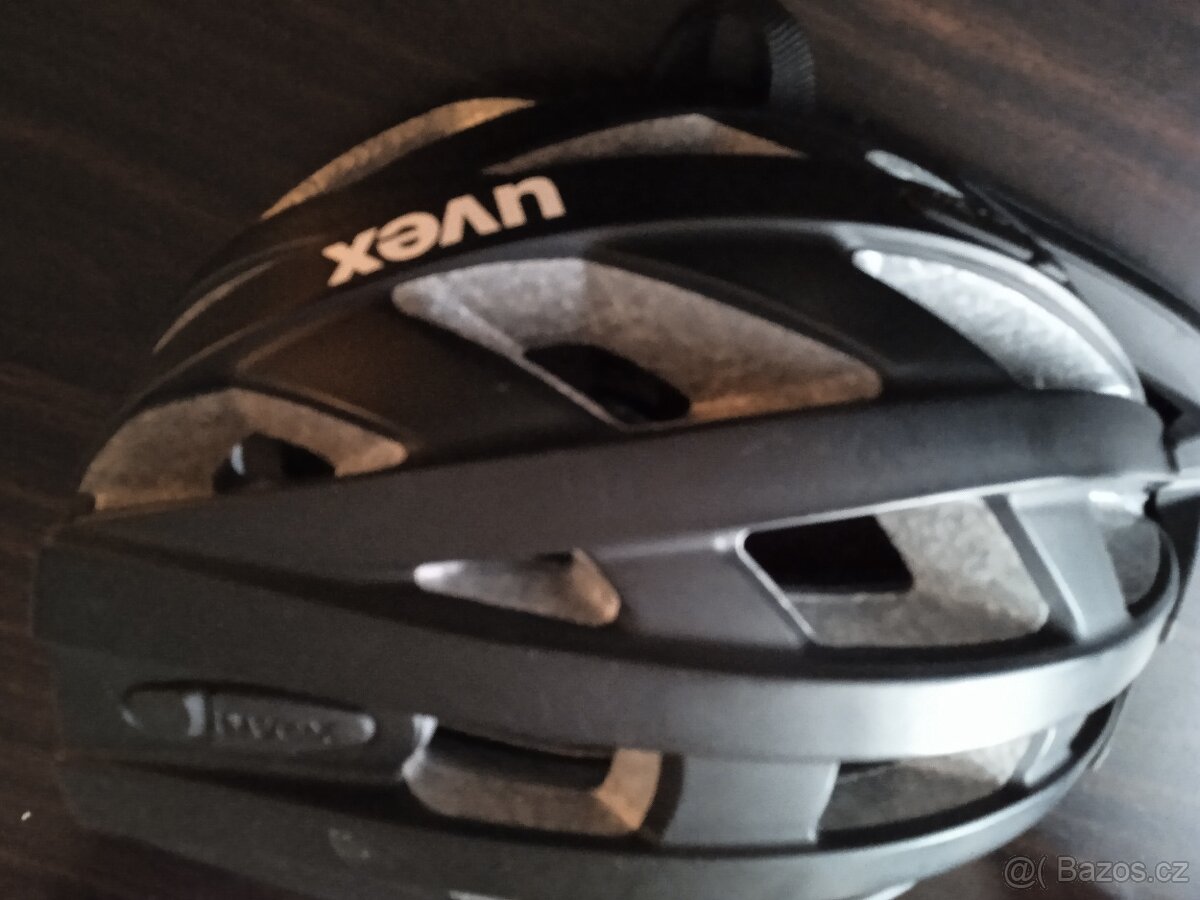 Cyklistická helma UVEX černá mat, se světýlkem vzadu