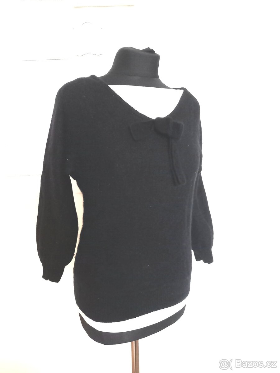 Černý vlněný svetr s mašlí