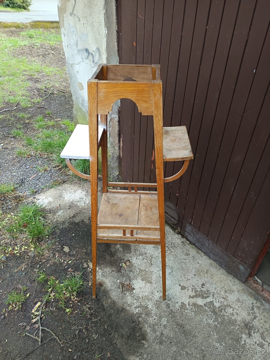 KVĚTINOVÝ STOLEK