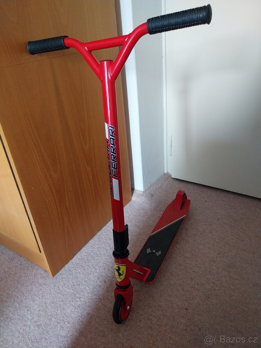 Koloběžka Ferrari