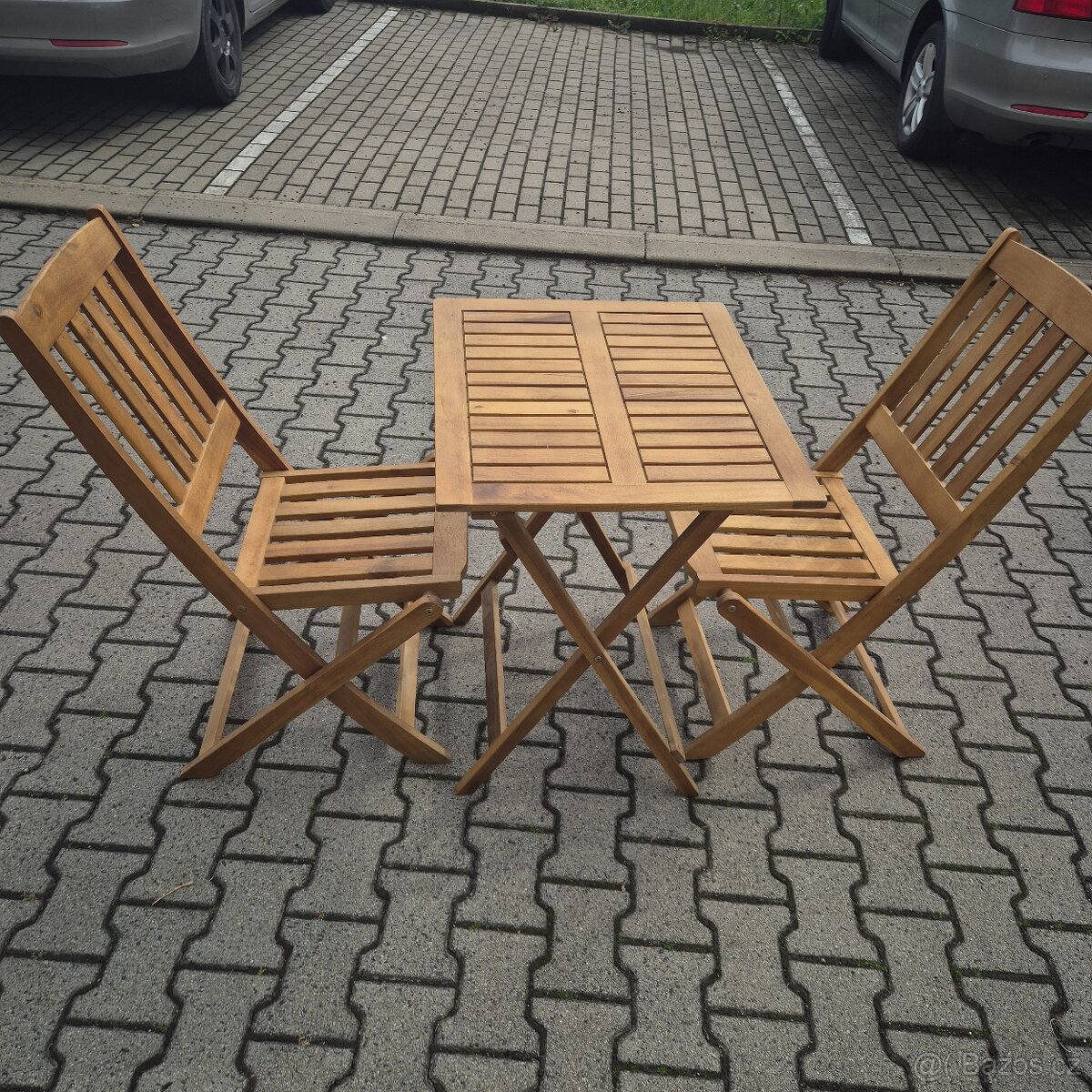Stolek a dvě křesla