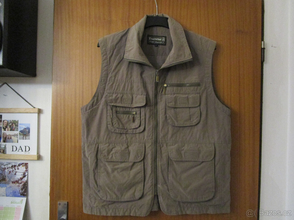 Nenošená, velmi pěkná khaki vesta, zapínání na zip, vel. L