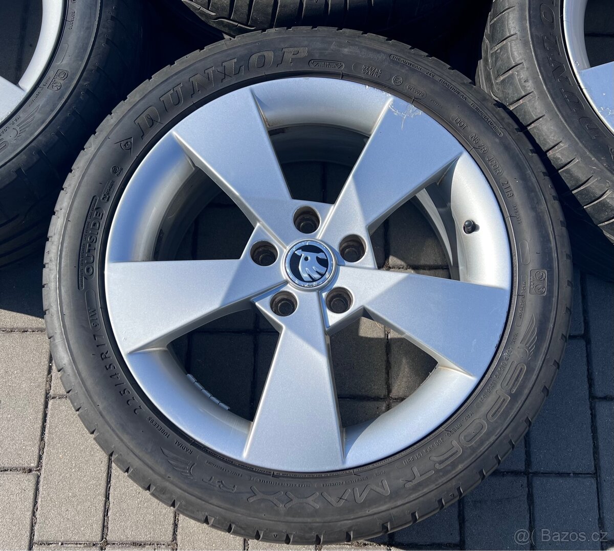 Octavia - 17 Denom + letní 225/45 Dunlop