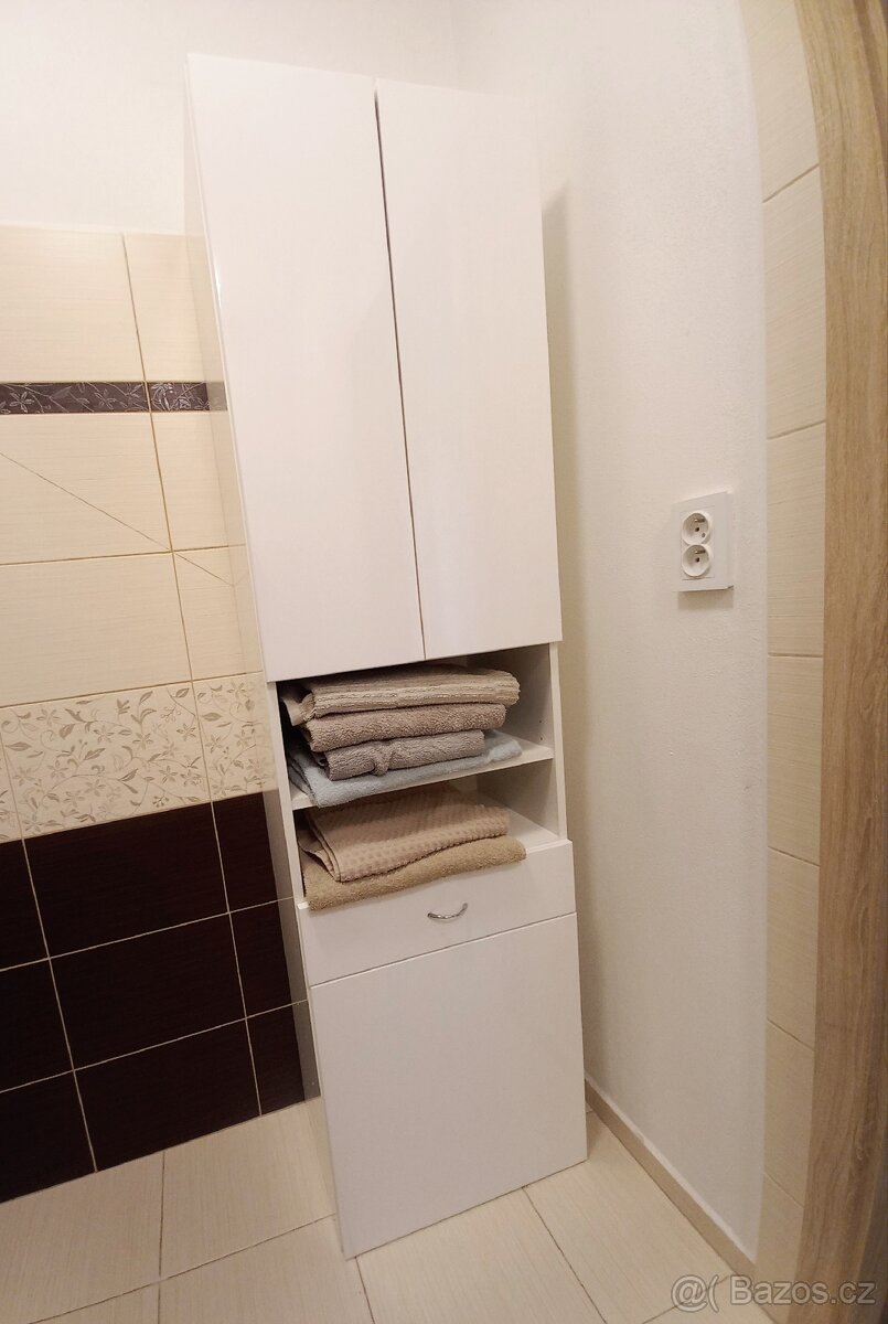 Koupelnová skříňka s košem na prádlo