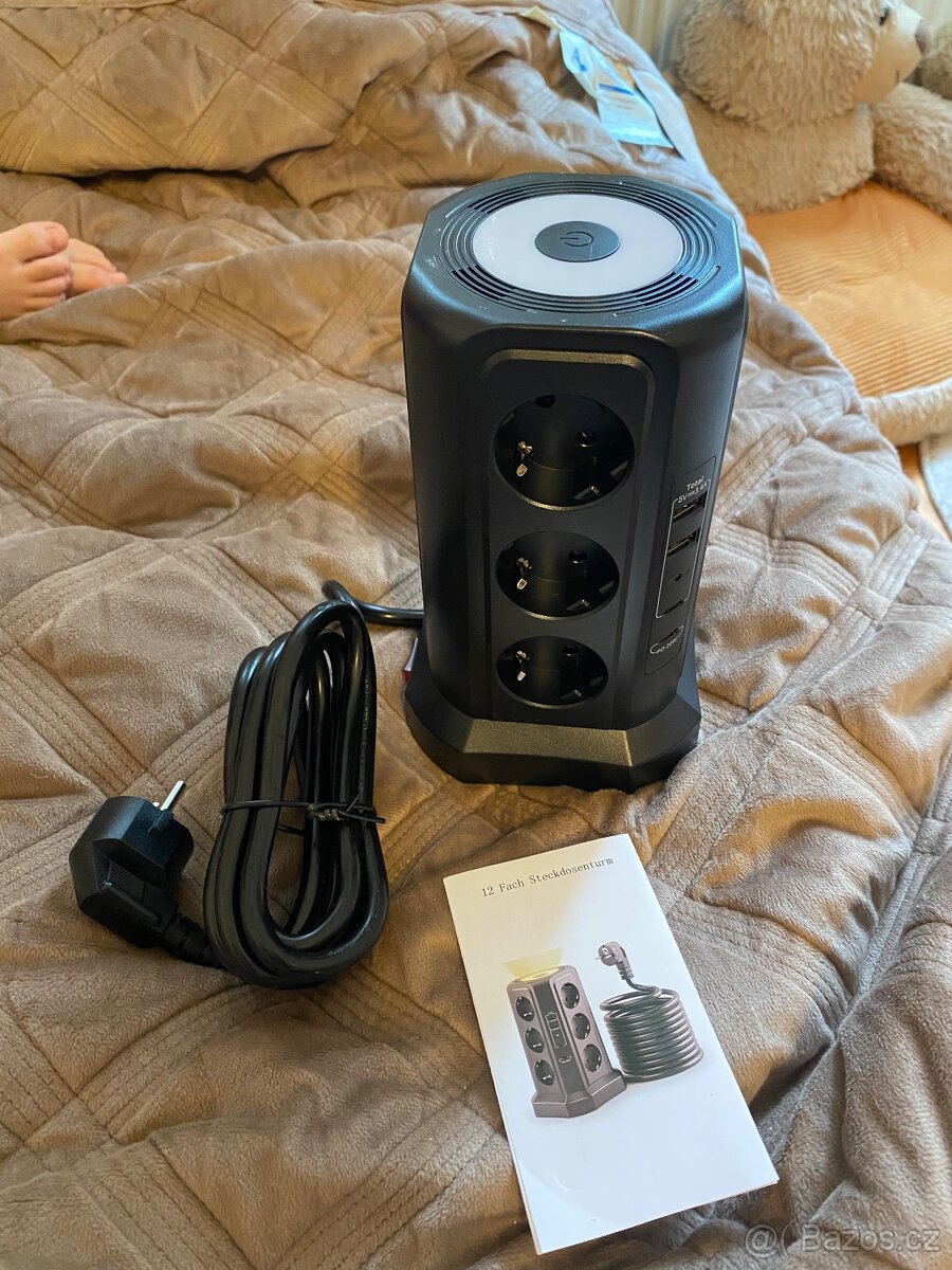 Multifunkăni zásuvka 12 x 220 V 5 x USB