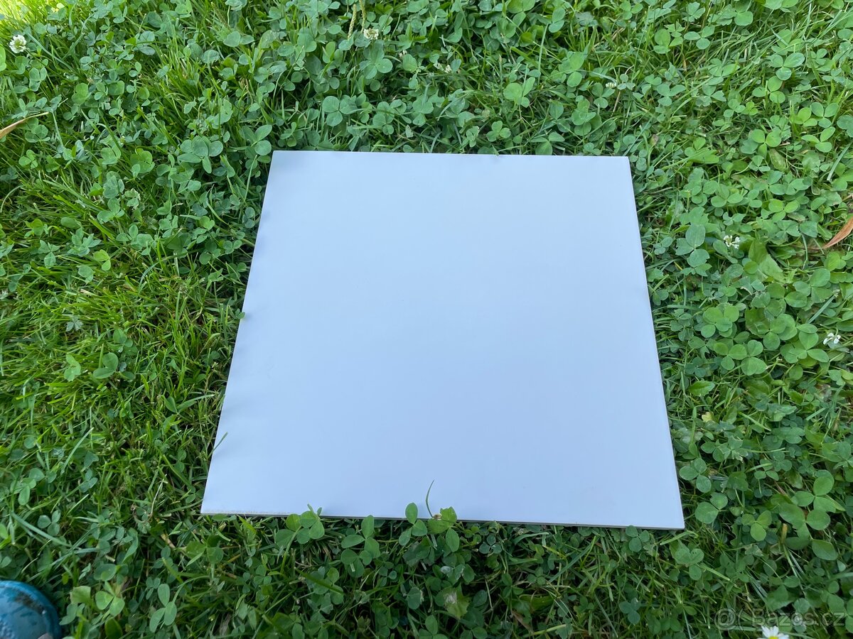 Bílá dlažba