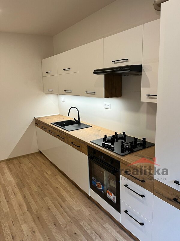 Pronájem luxusního bytu 3+1, s balkónem, 77m2, Opava, ul. Hr