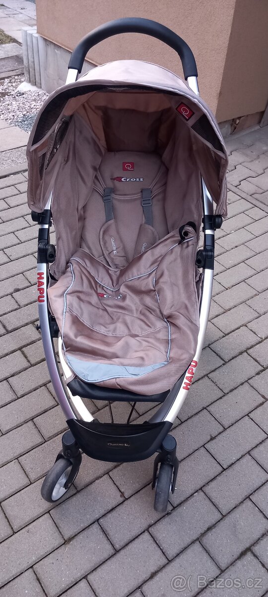 Lehký sportovní kočárek