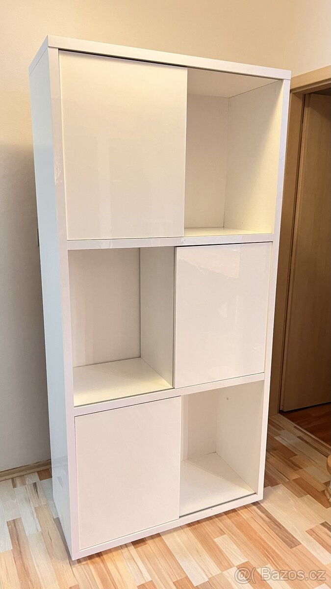 Velká bílá lesklá knihovna s posuvnými dveřmi