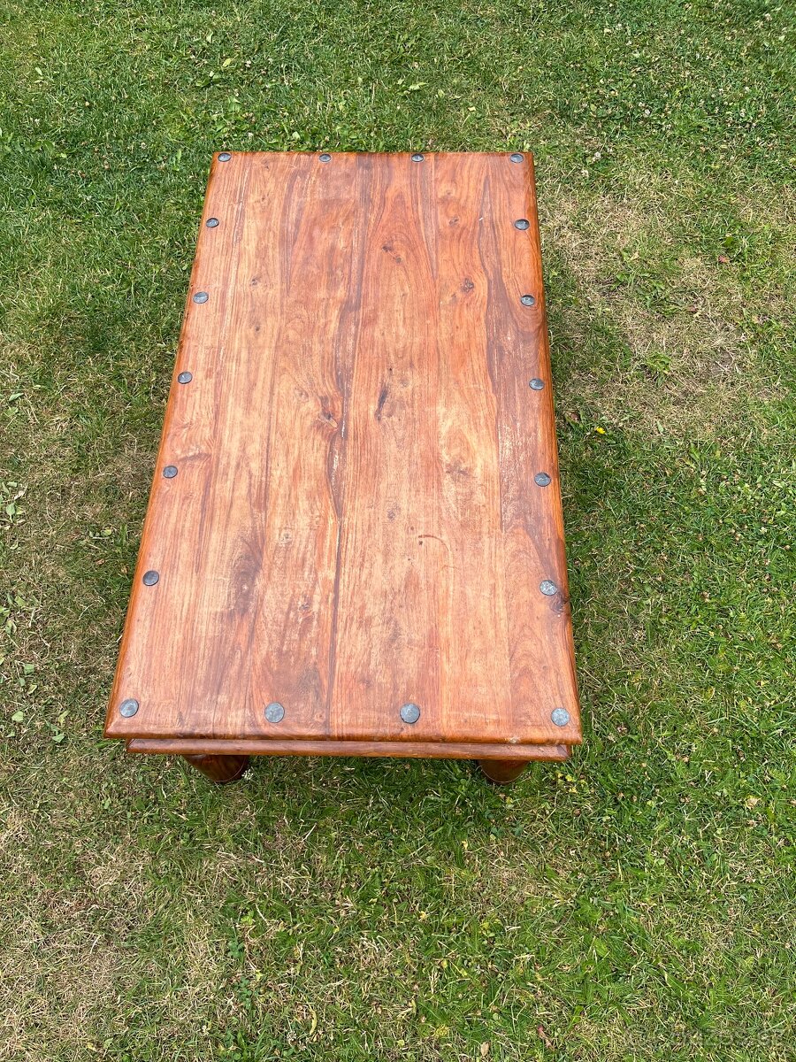 Masivní dřevěný nižší televizní stůl