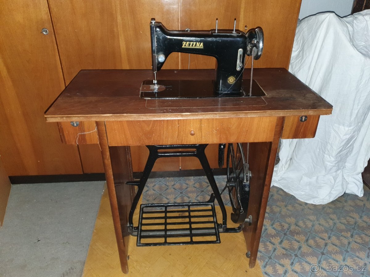 Šlapací šicí stroj