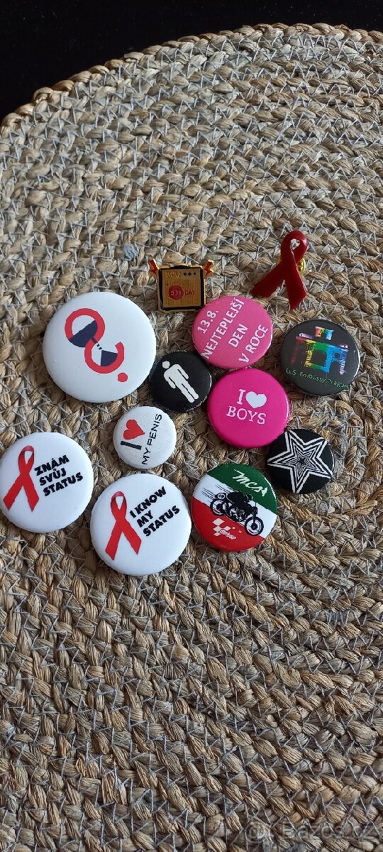 Sada placek a odznaků