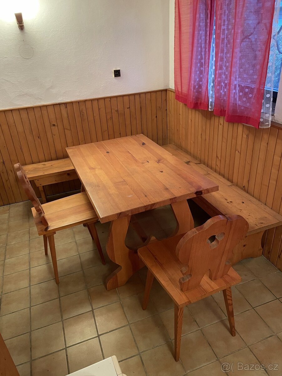 Set nábytku z borovicového masivu