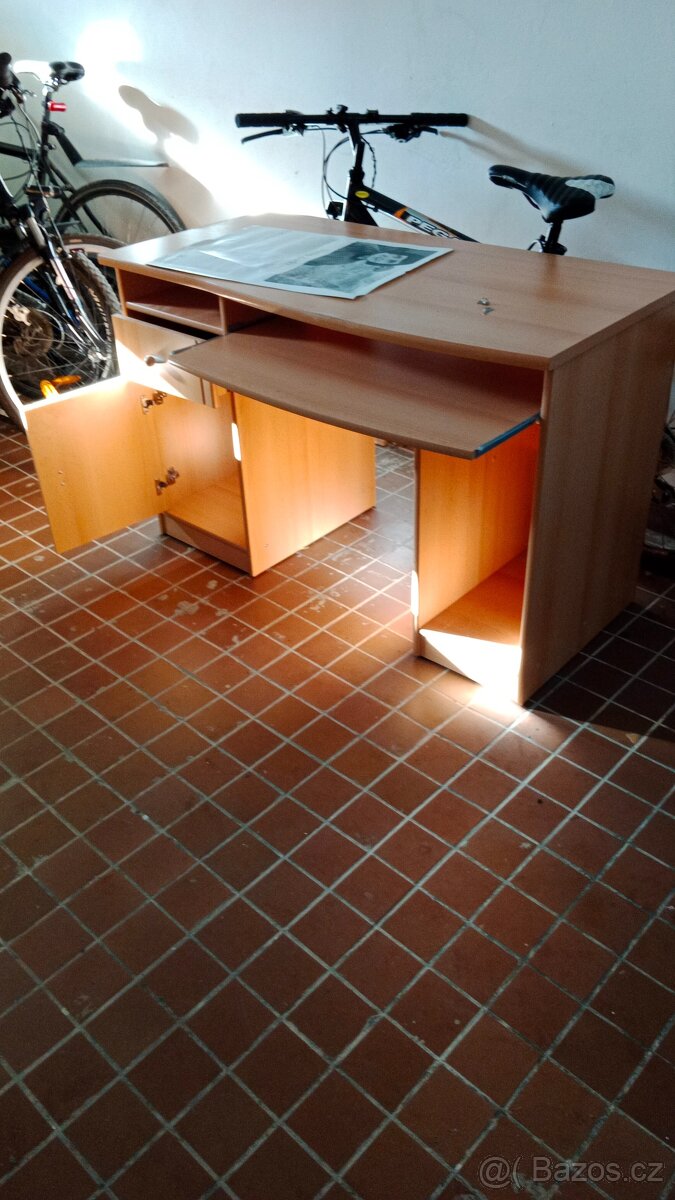 psací stůl k počítači