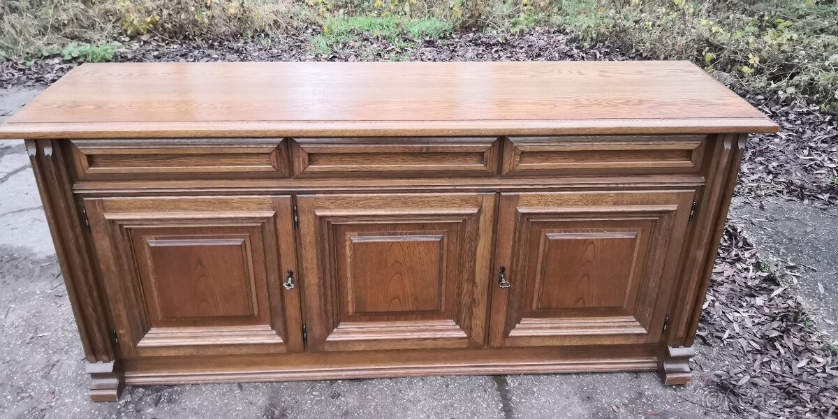 Masivní dubová komoda s šuplíky