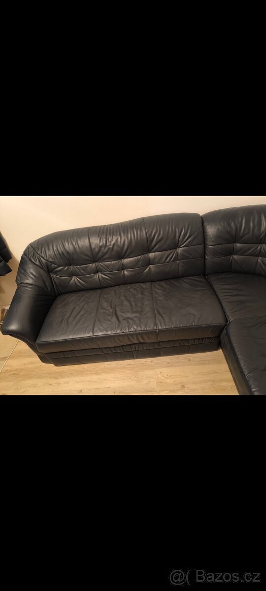 Kožená tmavě modrá sedačka