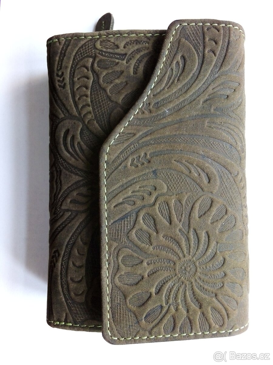 krásná nová peněženka tmavě zelená