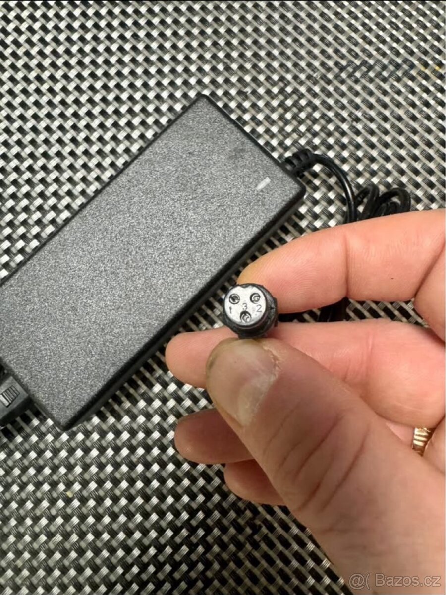 Nabíječka hoverboard/koloběžka 36v 2Ah 3 PIN