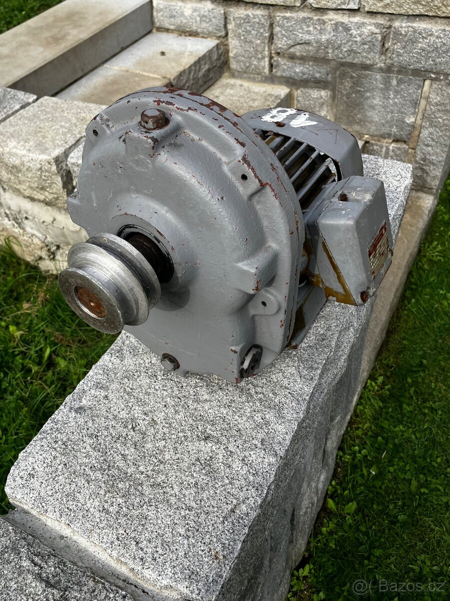 Elektromotor s převodovkou