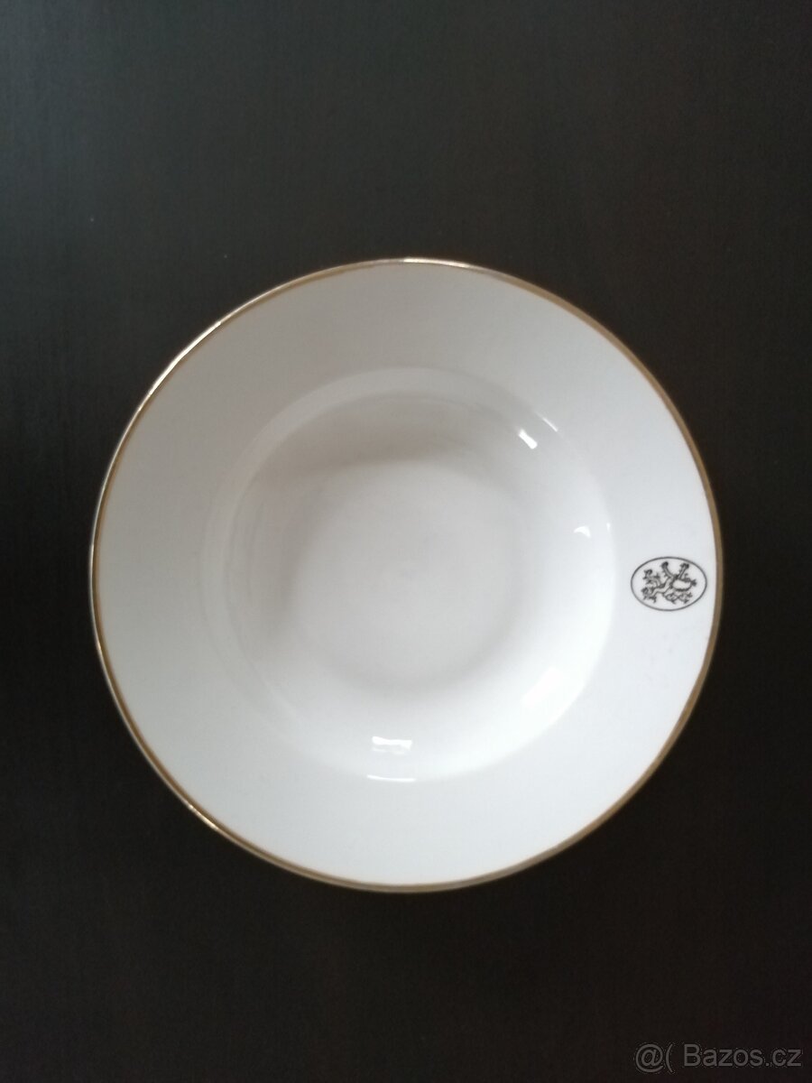 Hluboké bílé porcelánové talíře