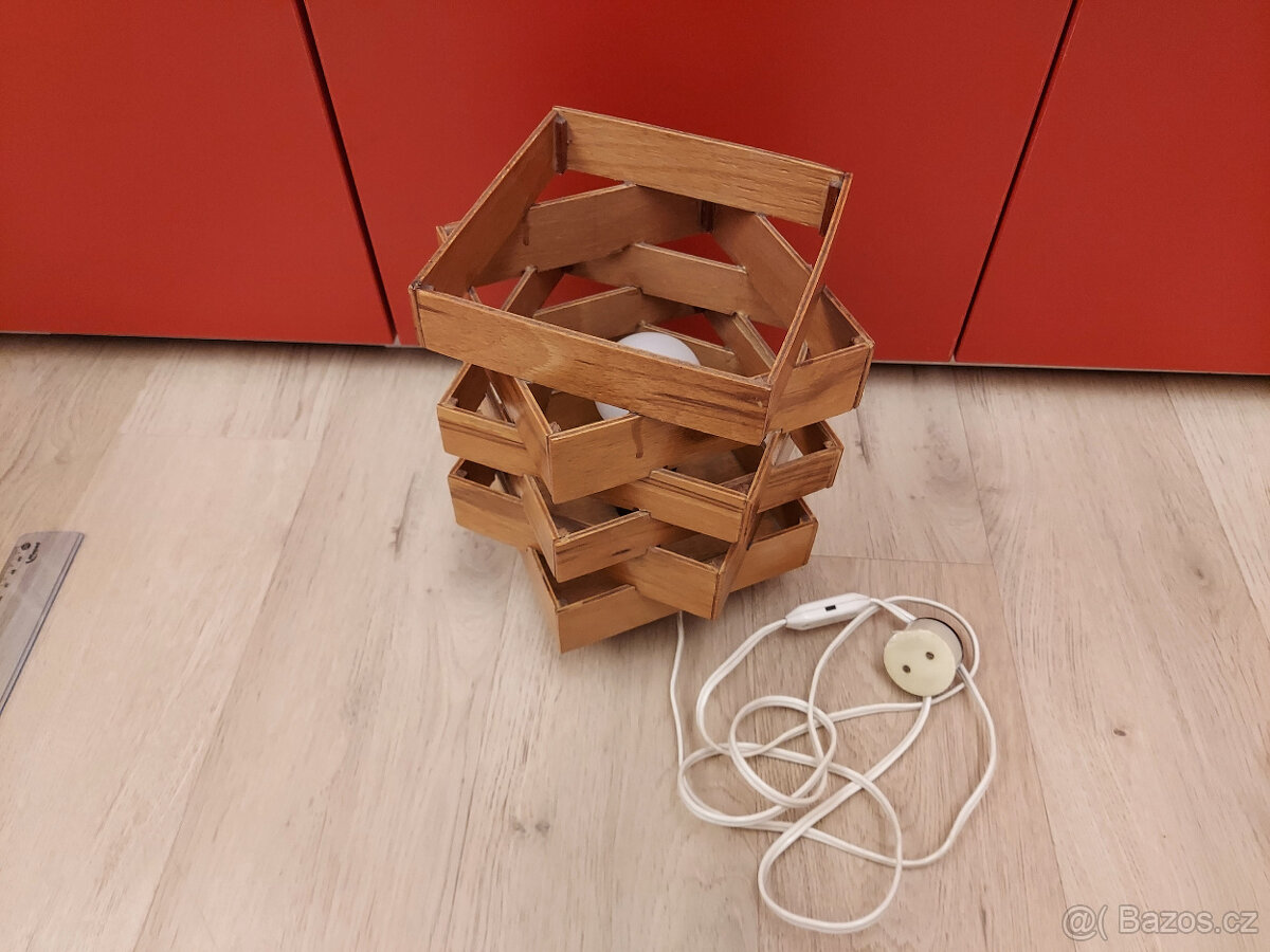 Retro dřevěná stolní lampa