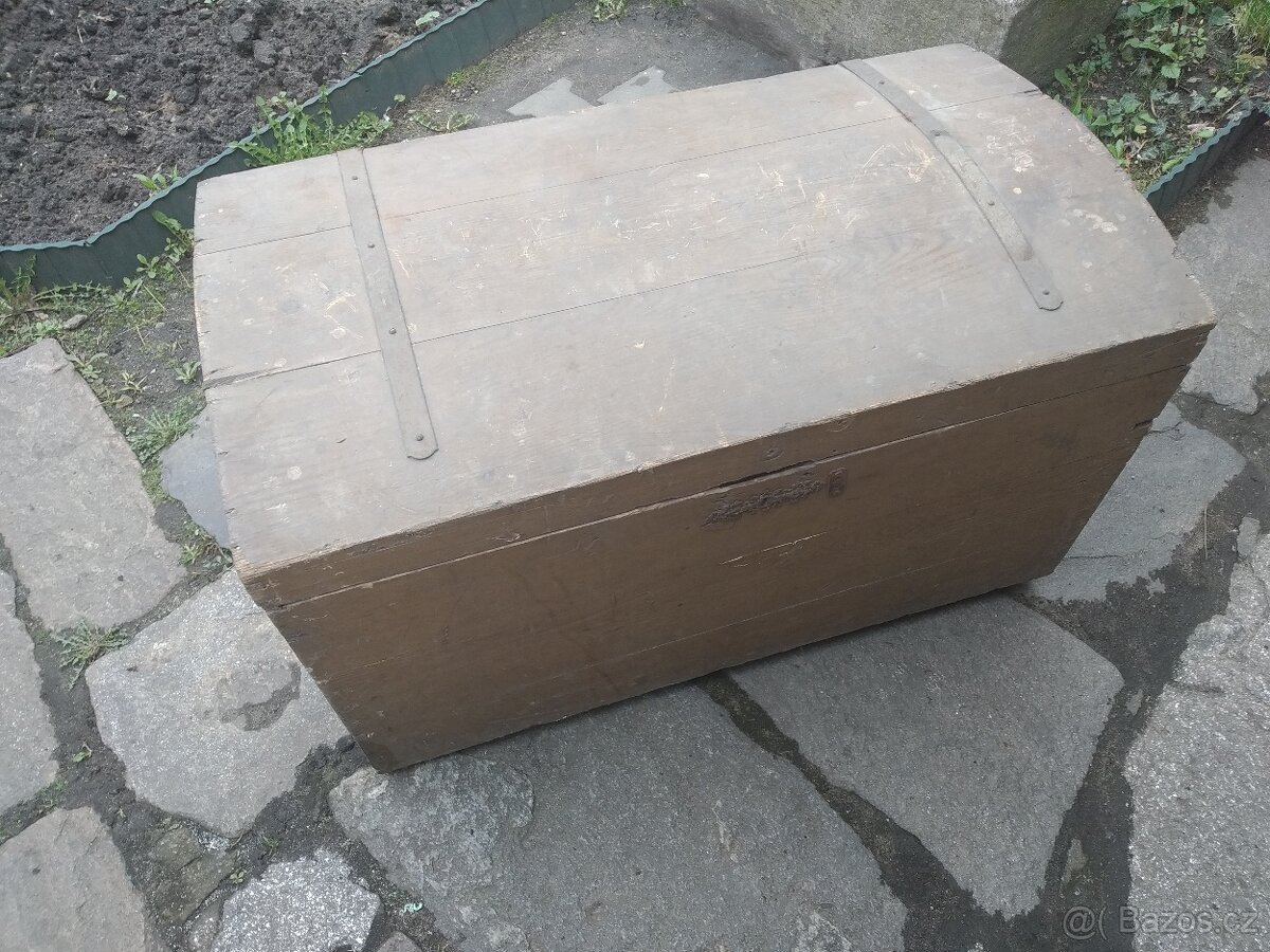 Hnědý lodní kufr