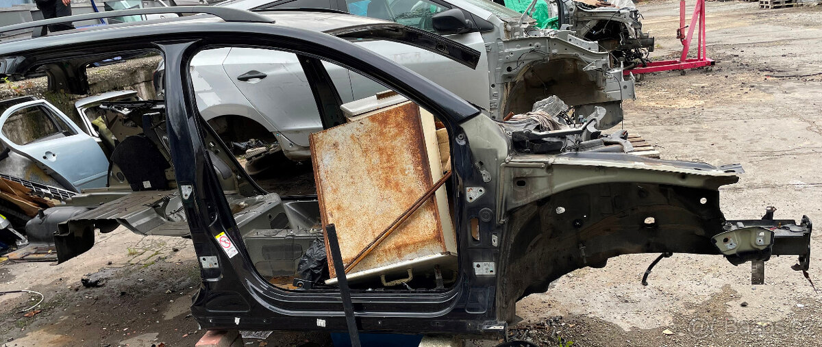 VW Passat B7 Kombi přední čtvrtka / pravý nosník / střecha