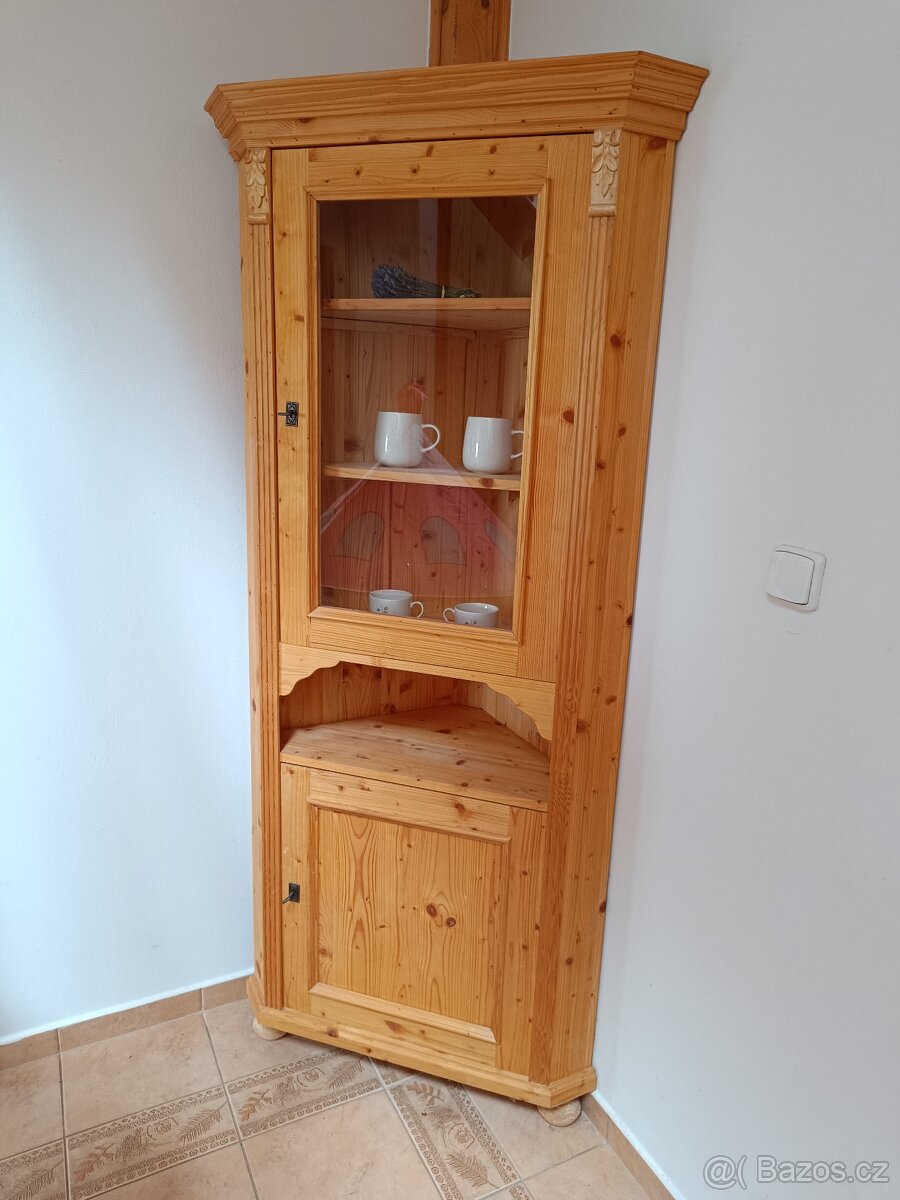 Rohová skříň z masivu