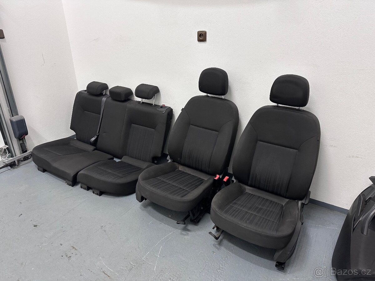 Opel Astra J sedačky interiér