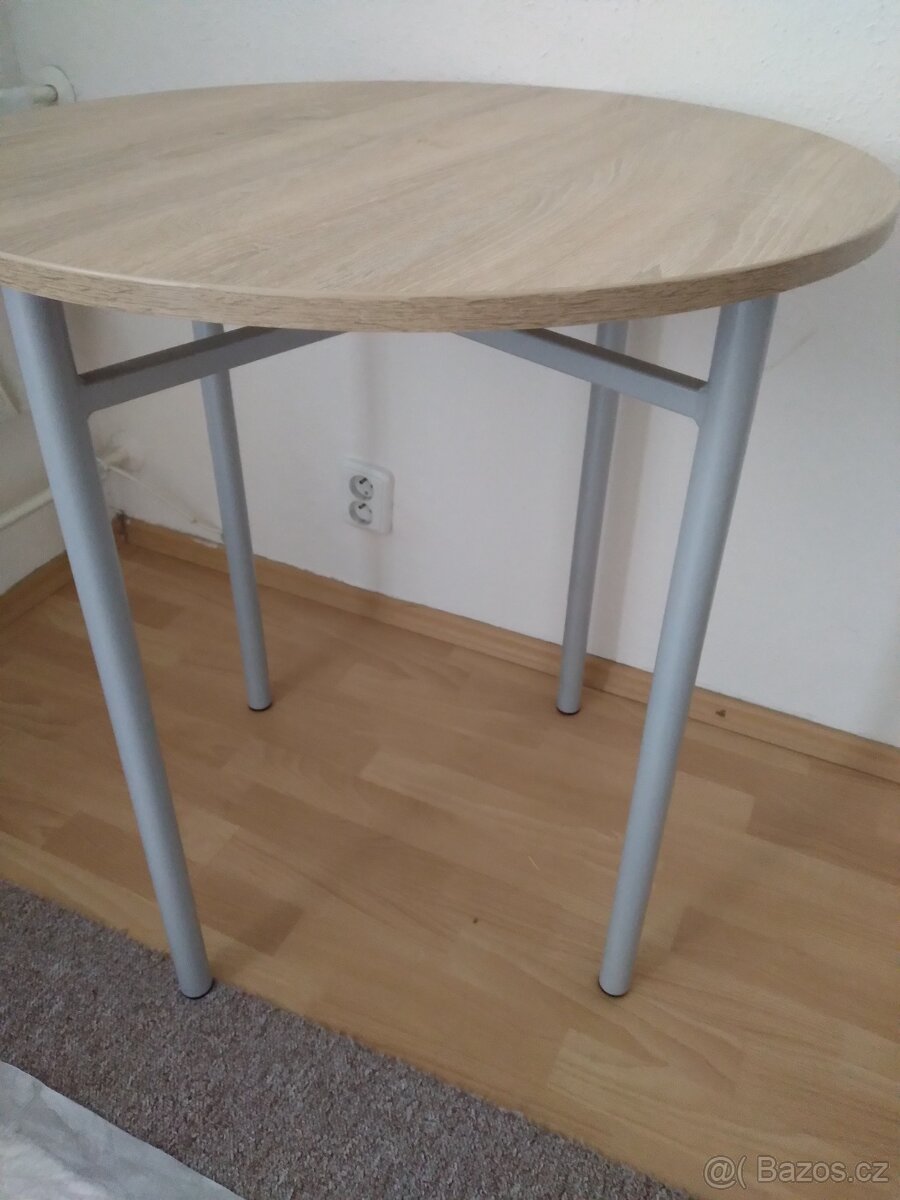 Jídelní kuchyňský stul