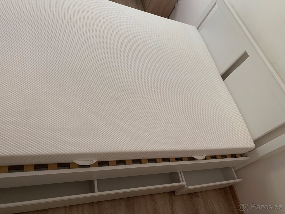 Predám posteľ s matracom