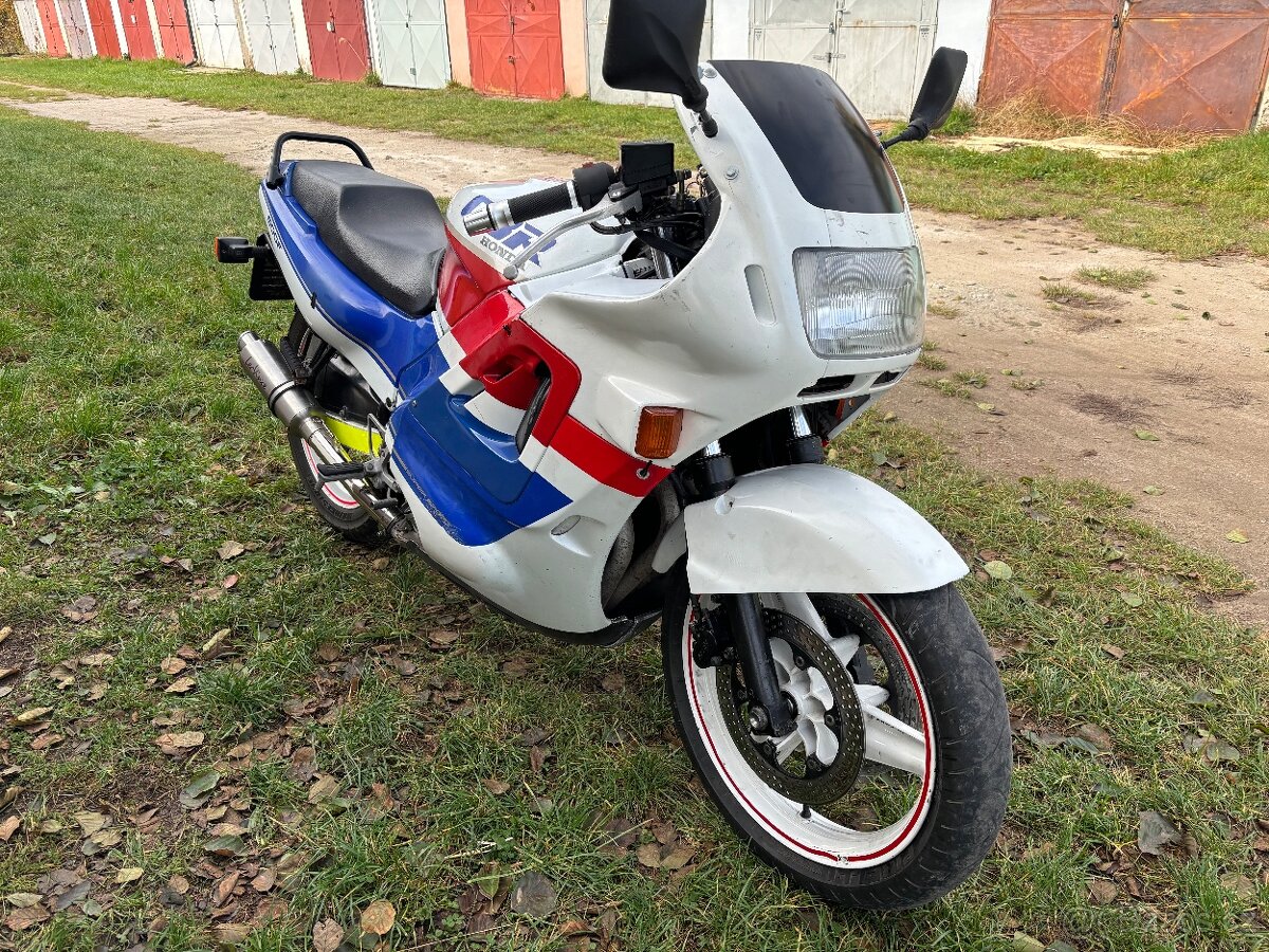 Dvakrát Honda CBR 600F PC-19 1988 a PC-23 1990