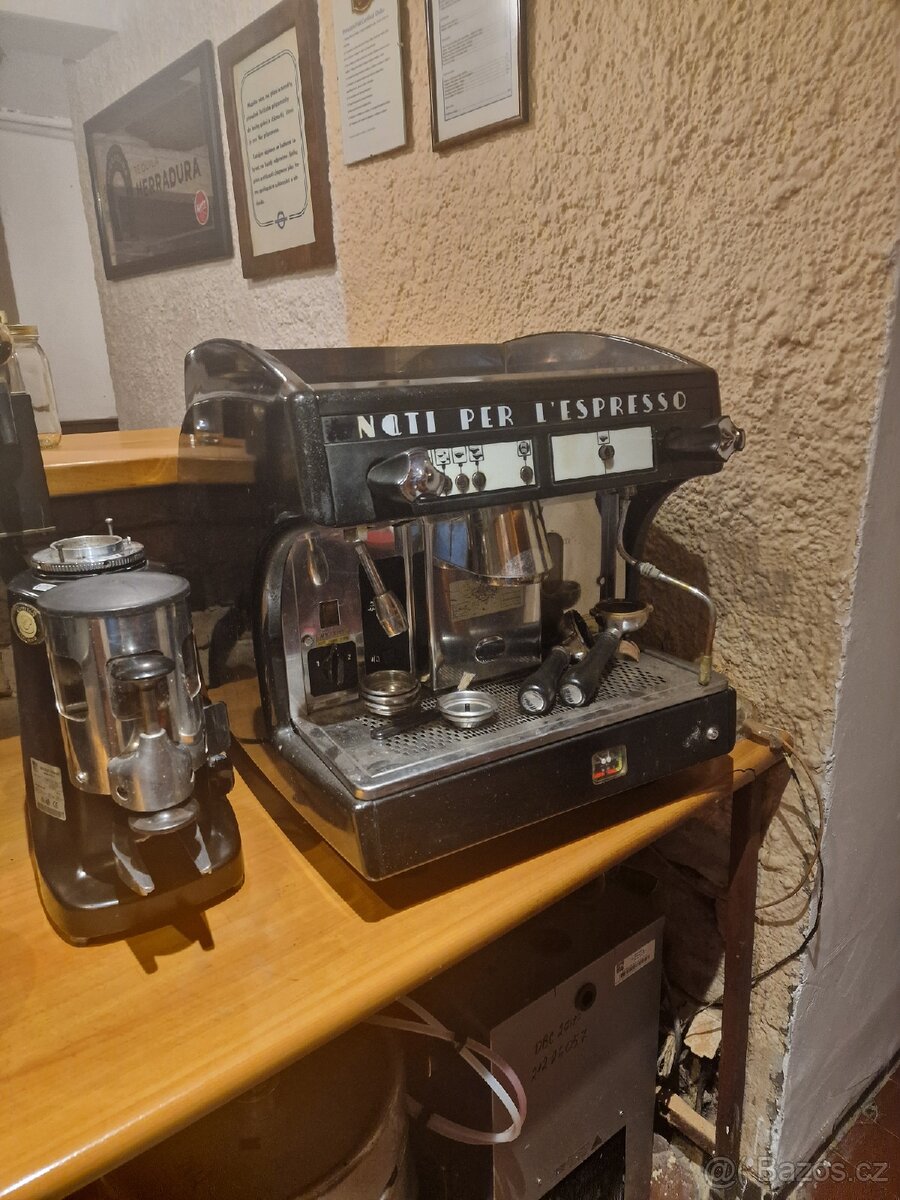 Kávovar a mlýnek Astoria