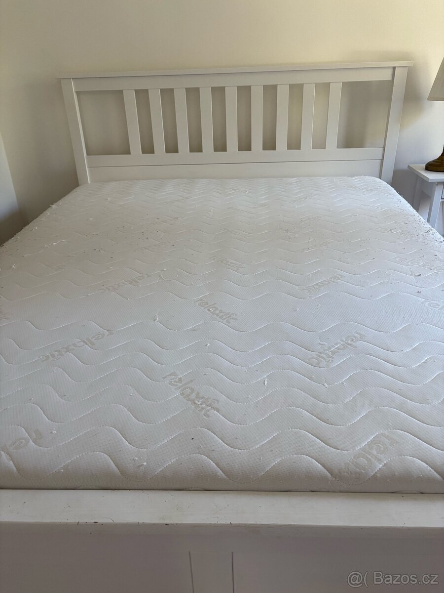 Prodám postel Hemnes 160x200 včetně roštů a matrace