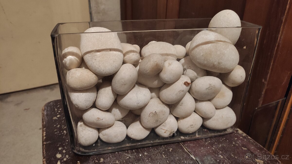 Skleněná dekorativní nádoba/váza - naplněná oblázky