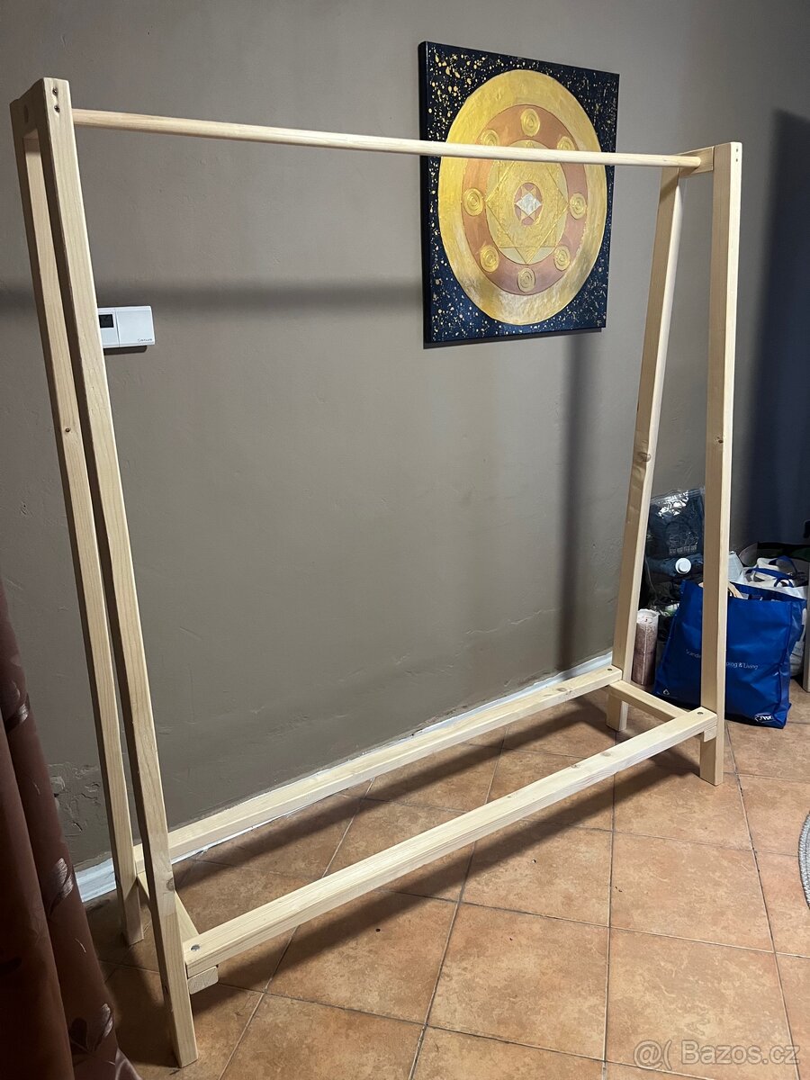 Dřevěný věšák na oblečení