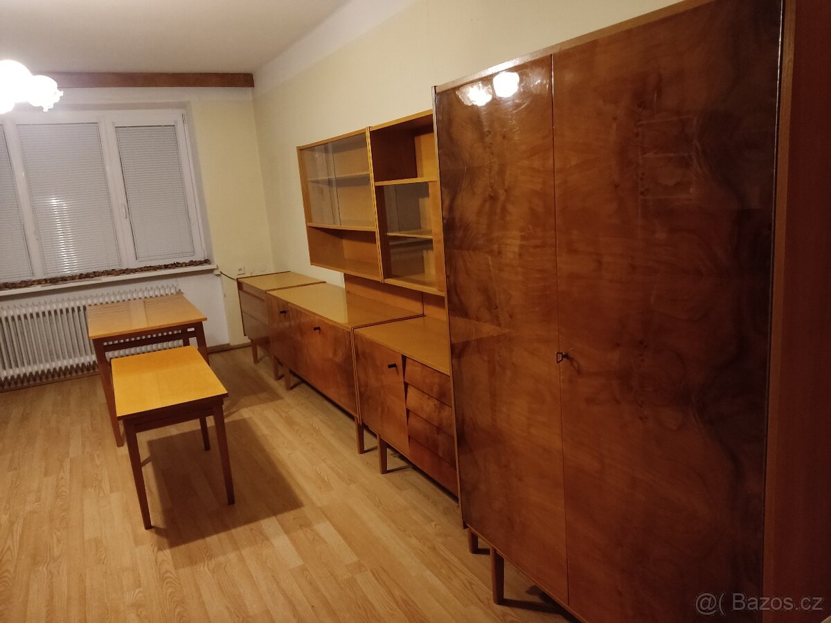 Set retro nábytku - skříň, vitrína, prádelník a stoly
