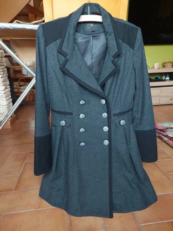 Zimní originální kabát s vysokým podílem vlny