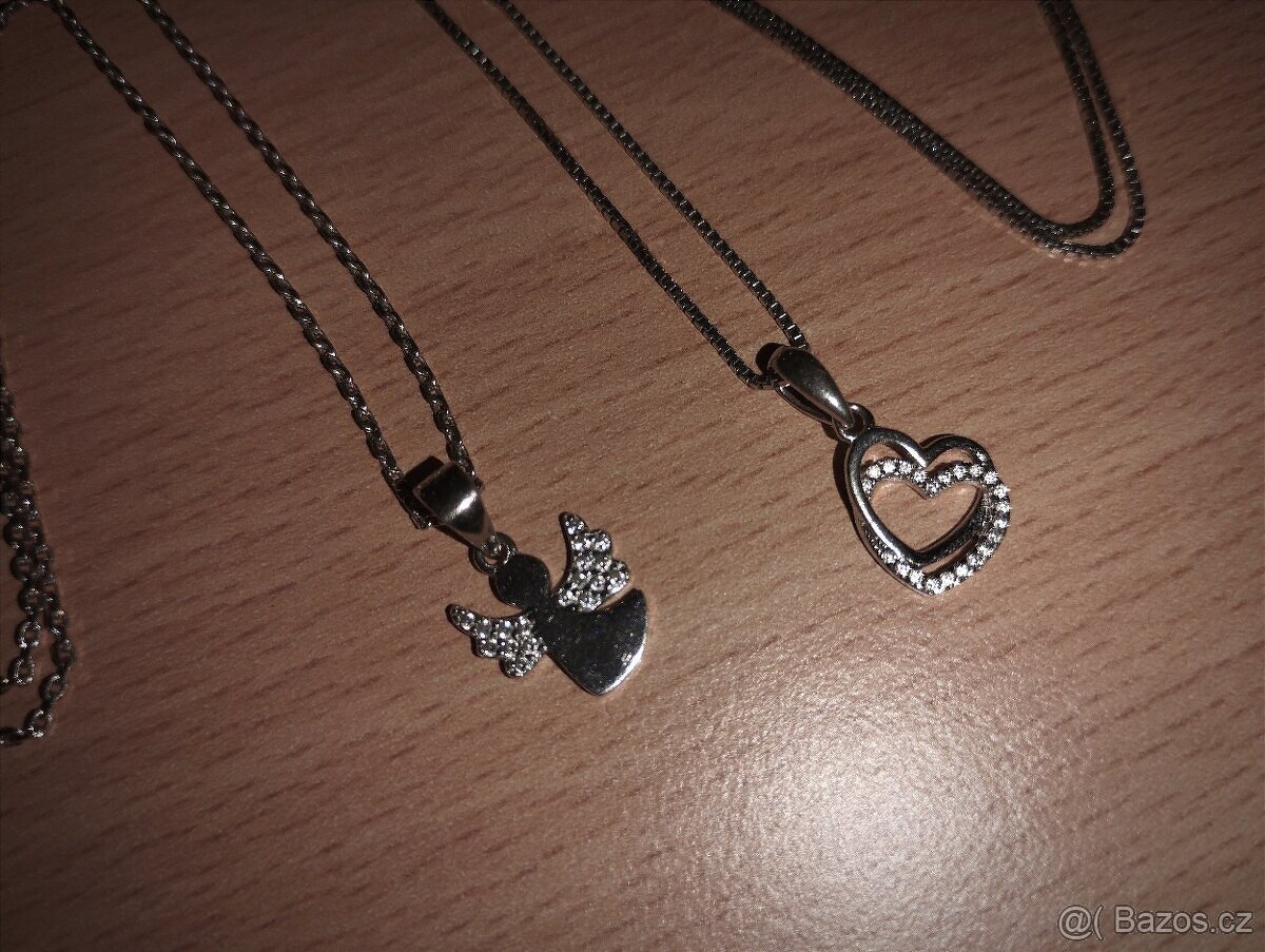 Stříbrné řetízky.