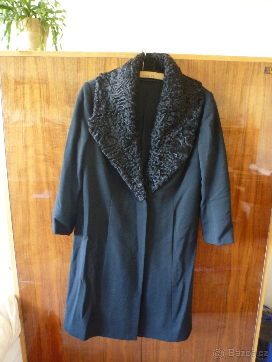 Dámský kabát s persiánovým límcem