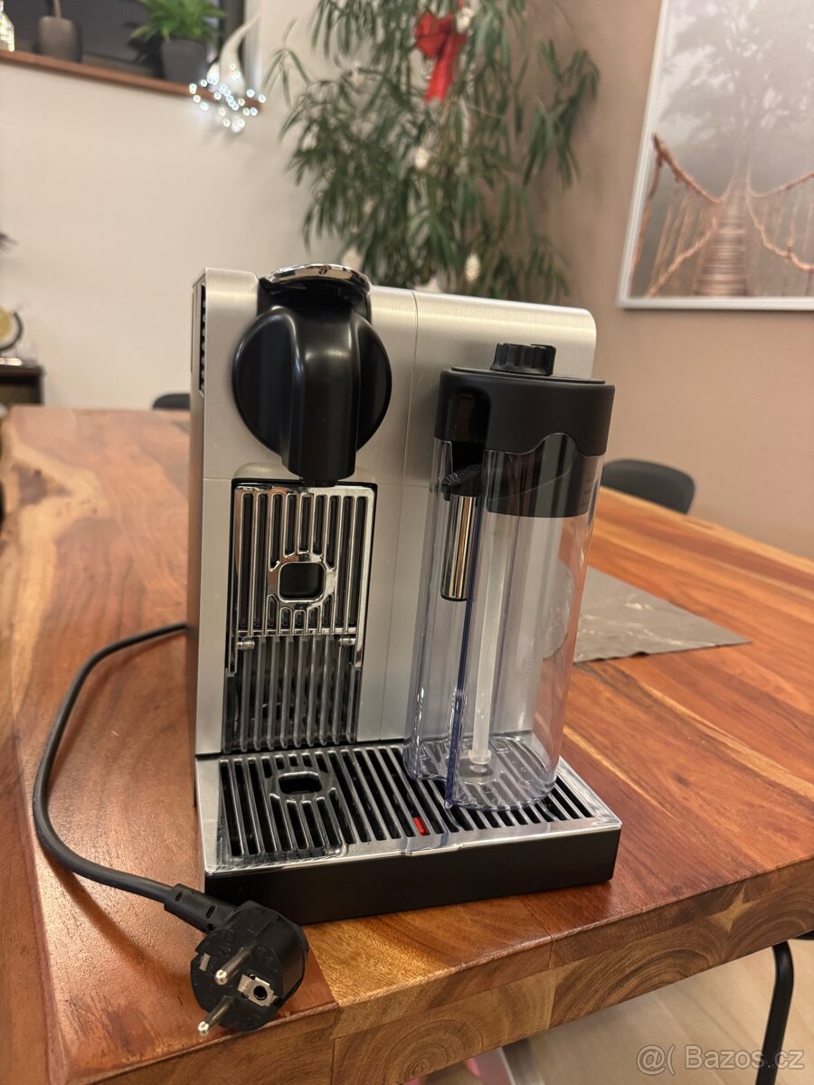 Kávovar Nespresso DeLonghi