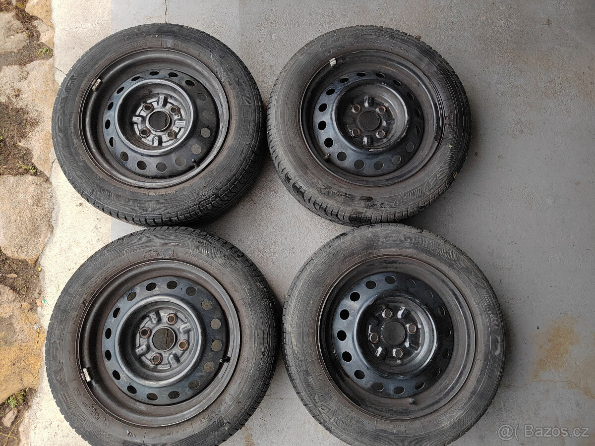 Toyota Yaris Plechové disky+letní pneu+poklice