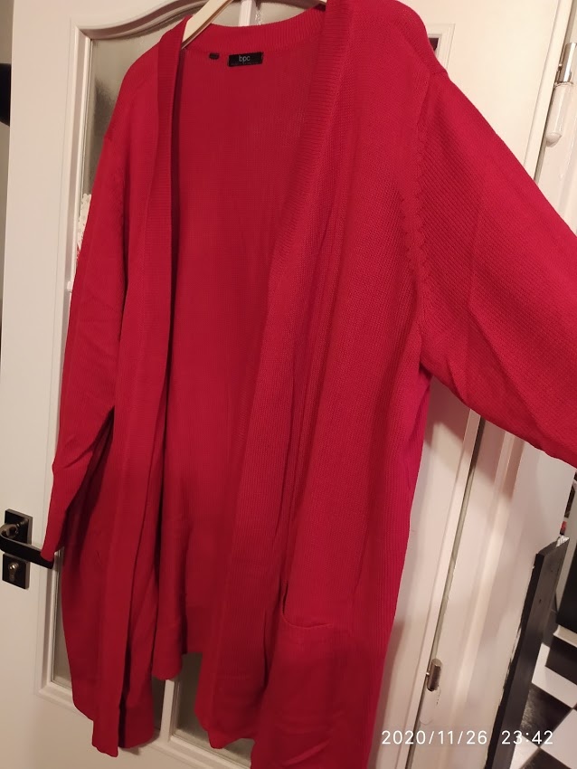 Krásný a velký červený svetrový kabátek, dvě kapsy cca 4-5XL