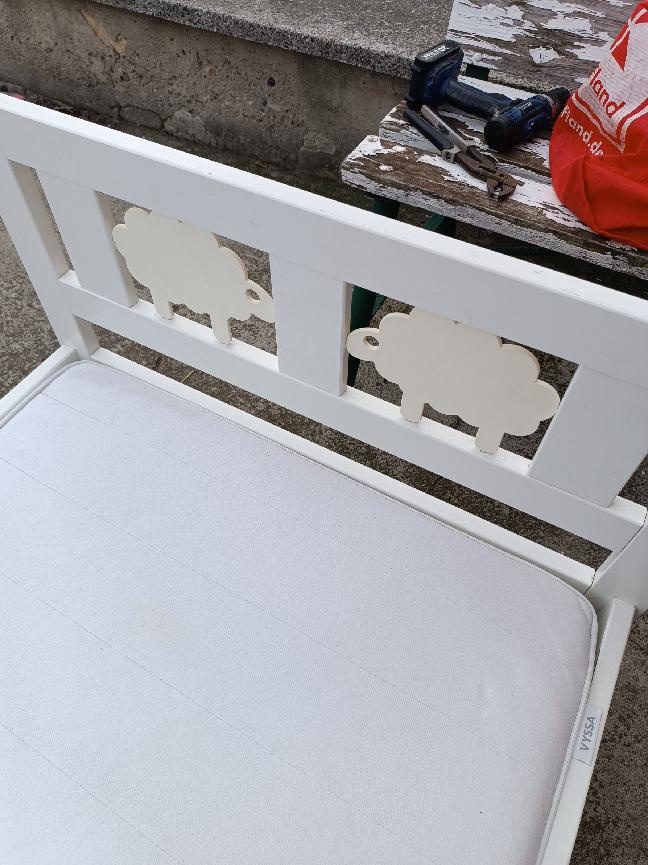 Prodám dětskou postýlku(IKEA) 165x80cm, včetně matrace