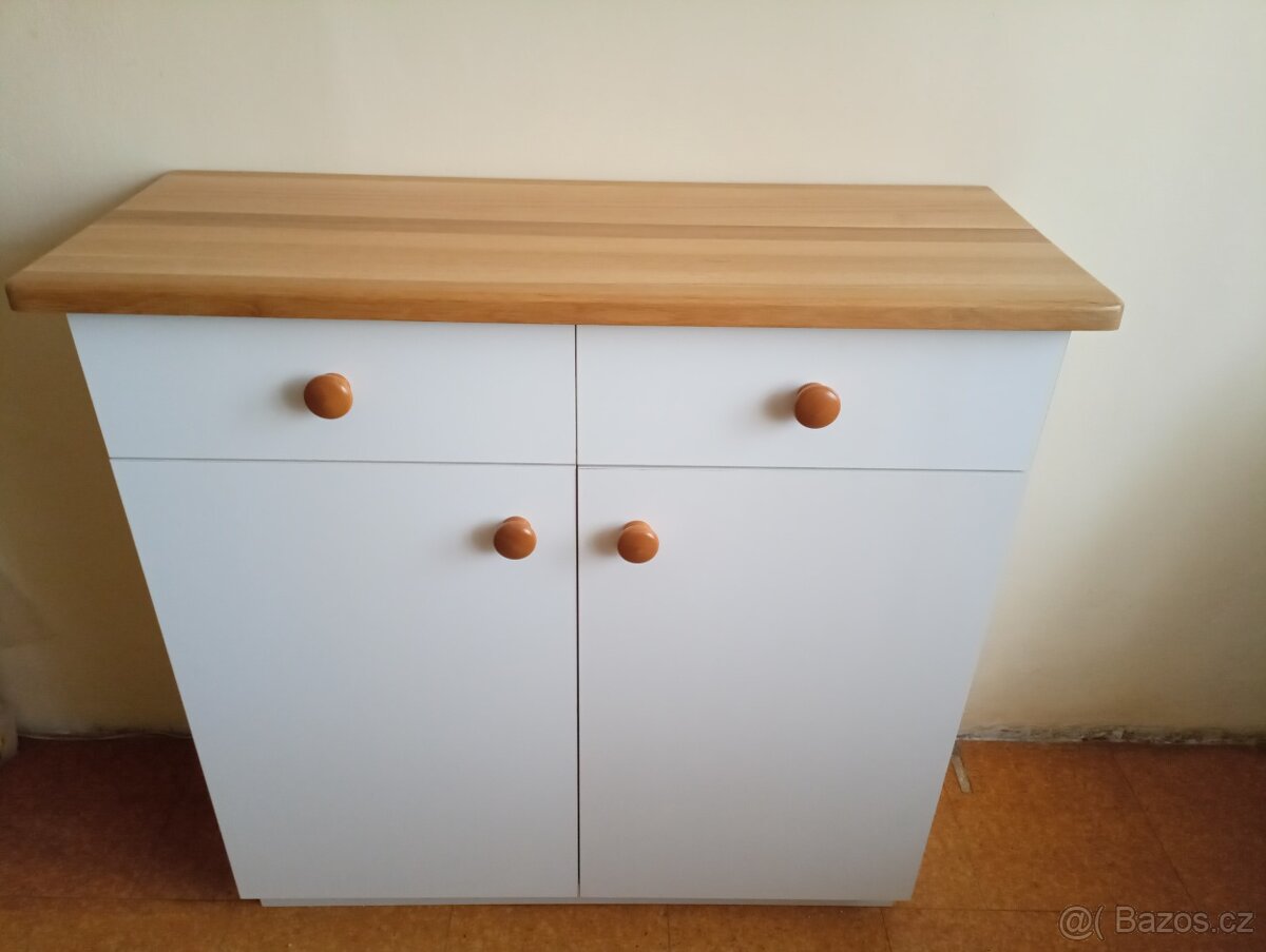 Komoda deskou z buku