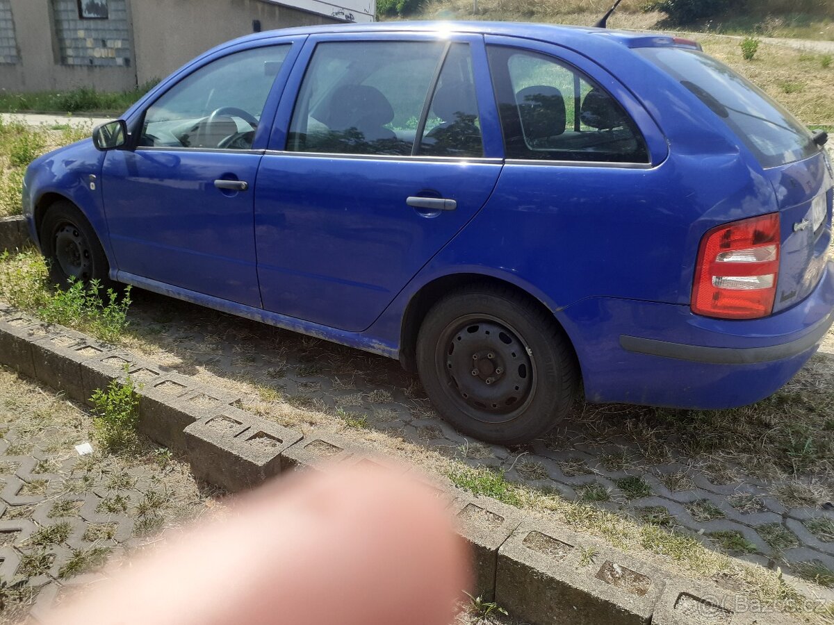 Skoda fabia 2002 modra 1.4 50kw na dily piste co schanite