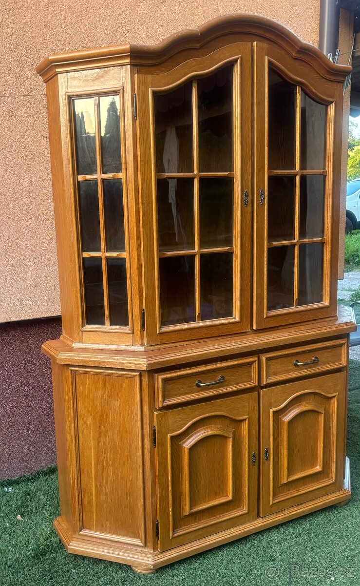 Velký dubový příborník